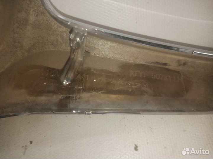 Молдинг решетки радиатора передний левый Mazda