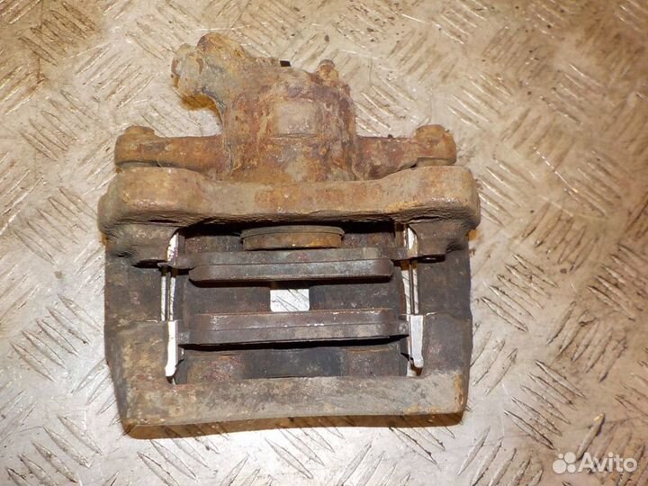 Суппорт задний левый Land Rover Discovery 3