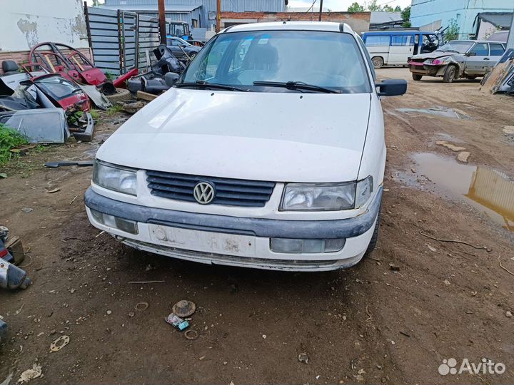 В разборе Фольксваген пассат Б4 1.8 л. 1994 г