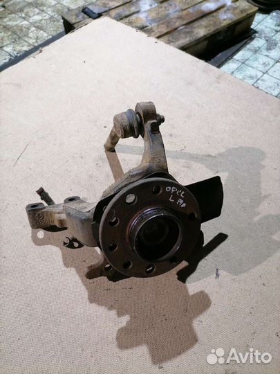 Кулак передний левый Опель Астра Н