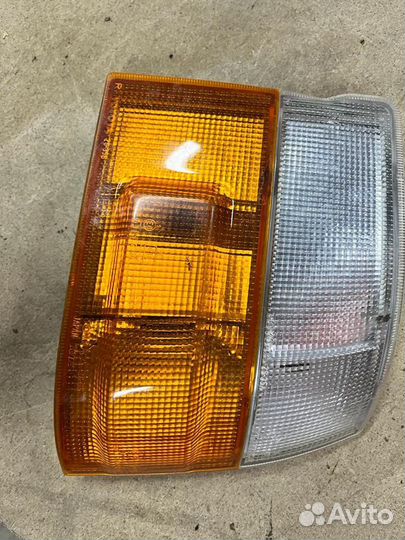Поворотник, габарит правый передний Toyota Hiace