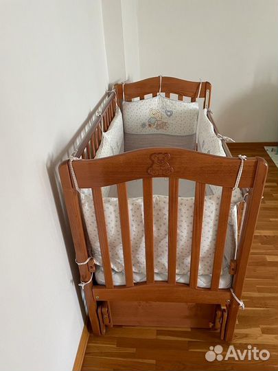 Детская кровать с маятником и матрасом