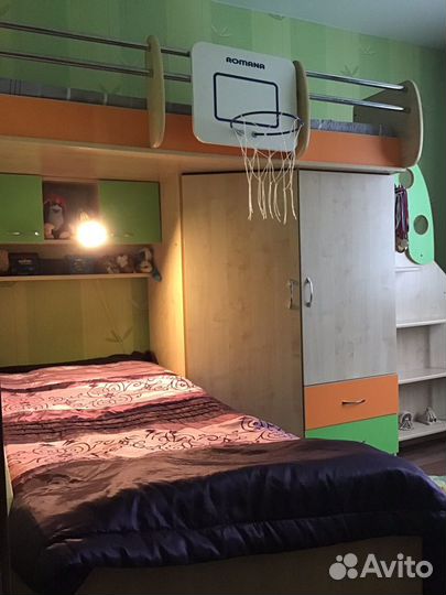 Двухъярусная кровать с двумя встроенными шкафами