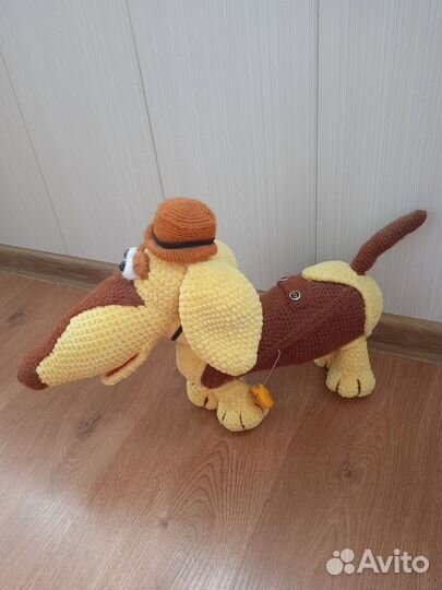 Вязаная игрушка такса