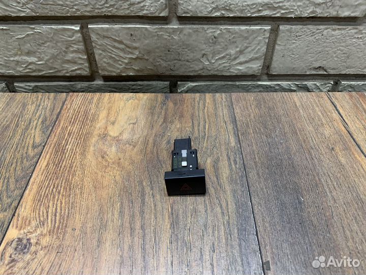 VW Polo Sedan Кнопка аварийной сигнализации