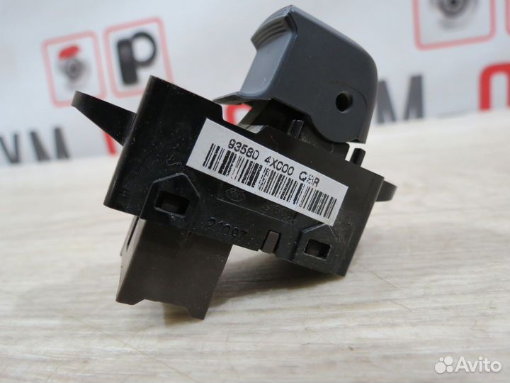 Кнопка передняя правая Kia Rio 3