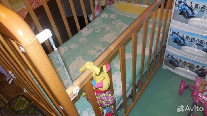 Детская кроватка с поперечным маятником