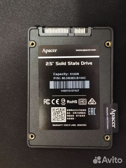 Игровой стол и компьютером с гарнитурой