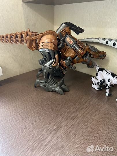 Робот динозавр