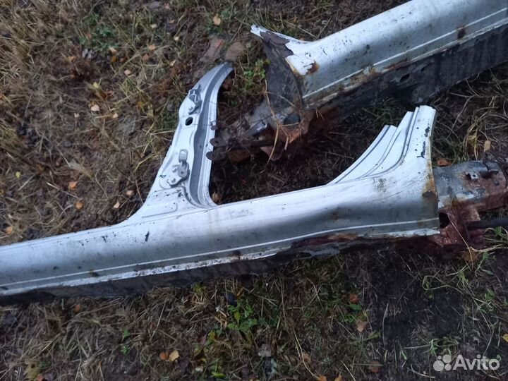 Порог с центральной стойкой Magentis 1