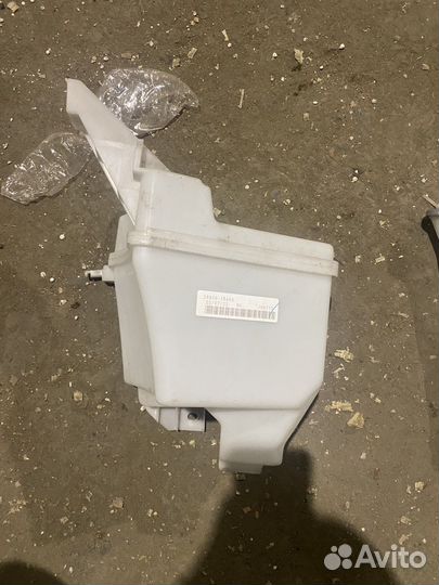 Бачок омывателя с горловиной Nissan Juke