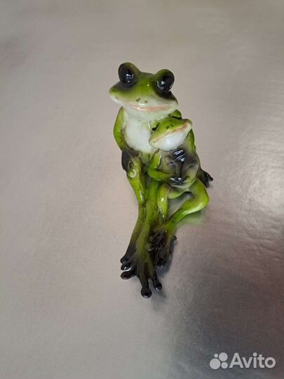 Фигурка лягушка с лягушенком