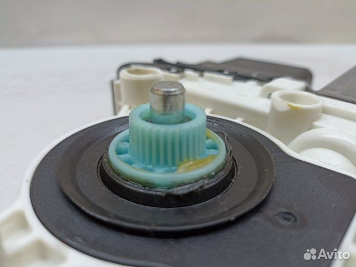 Моторчик стеклоподъемника задний правый Volkswagen