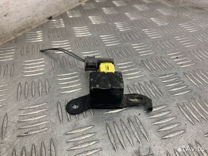 Датчик airbag передний правый Pontiac Vibe 1 1zzfe