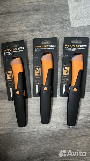 Монтажный нож со встроенной точилкой fiskars