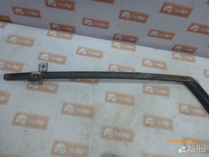 Уплотнительная резинка стекла передняя левая