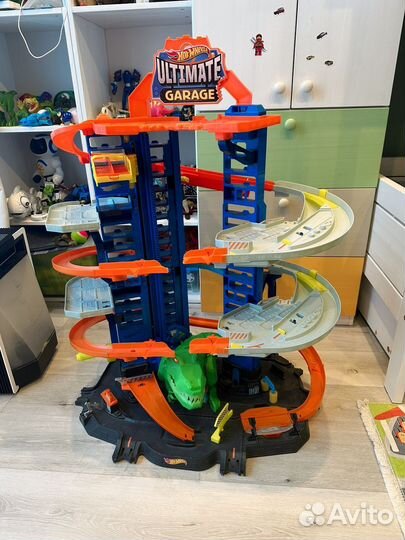 Гараж Hot Wheels Невообразимый гараж с лифтом