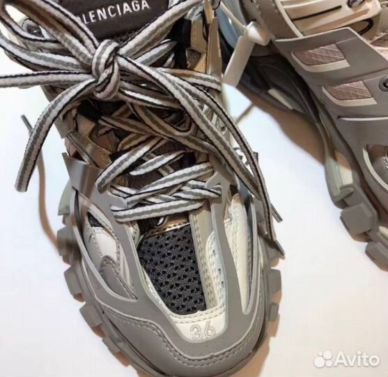 Кроссовки balenciaga track 1 grey на руках