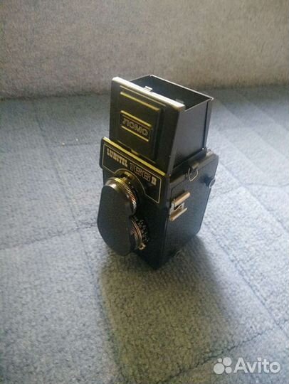 Фотоаппарат экзакта с объективами и вспышкой