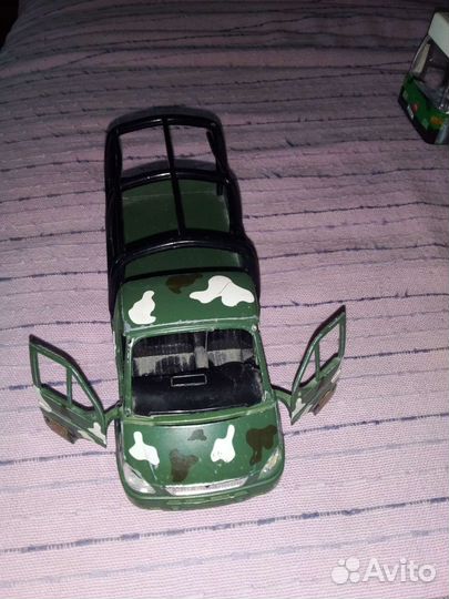 Машинки металлические и пластиковые