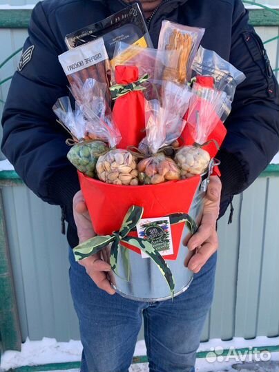 Мужской букет из колбасы, раков, рыбы