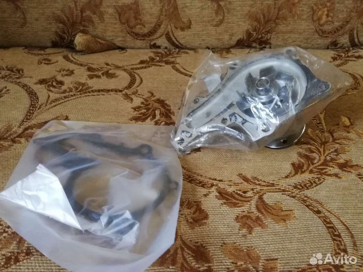 Помпа для Тойота Карина Е, Авенсис, Королла