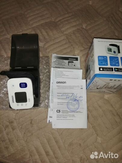 Тонометр на запястье omron r52