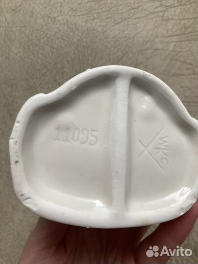 Фарфоровая статуэтка юноша (путти)с флейтой