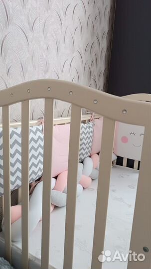 Детская кроватка с маятником и ящиком