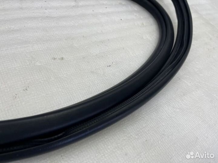 Уплотнитель кузова передний Toyota Camry V70/V75