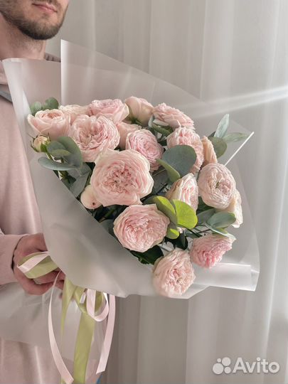 Букет из кустовых роз и эвкалипта