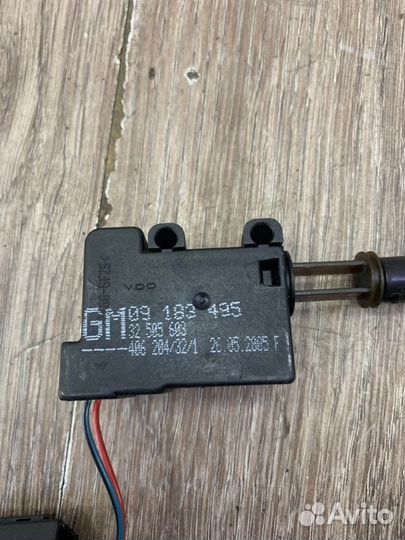 Активатор замка крышки багажника задний Opel Corsa