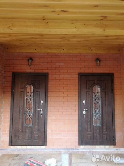 Дверь входная с ковкой и стеклом
