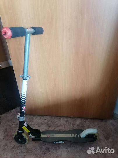 Самокат в хорошем состояии. Каучуковые колеса