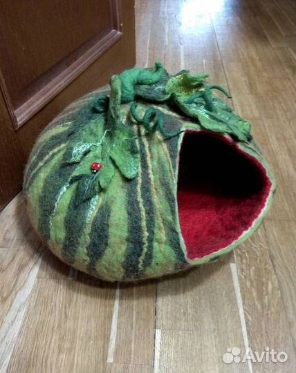Домик лежанка для кошки в виде арбуза