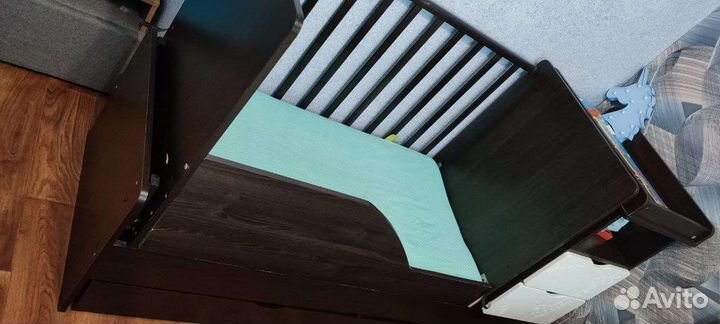 Детская кроватка с маятником