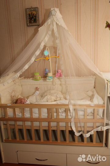 Детская кроватка с маятником и комодом