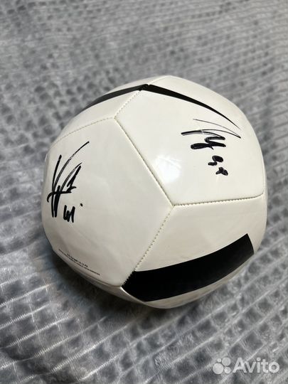 Футбольный мяч с подписями игроков Зенита