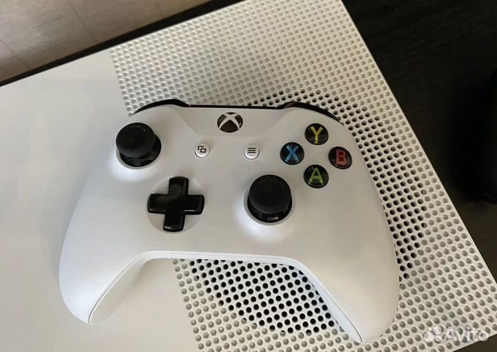 Xbox One S 1Т + Game Pass + 2 геймпада