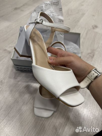 Босоножки на каблуке белые Dino Ricci