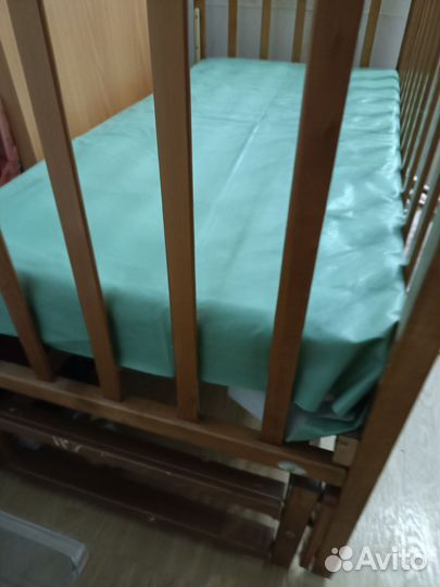 Детская кроватка с маятником