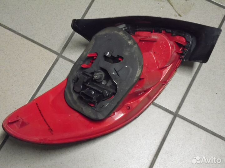 Фонарь задний правый хетчбэк Пежо 206