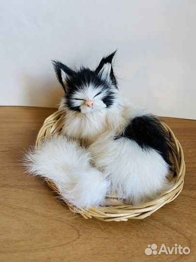 Меховая фигурка кошка в корзинке