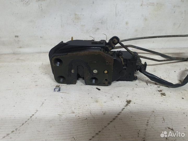 Замок передний правый Mazda 626 седан 1997