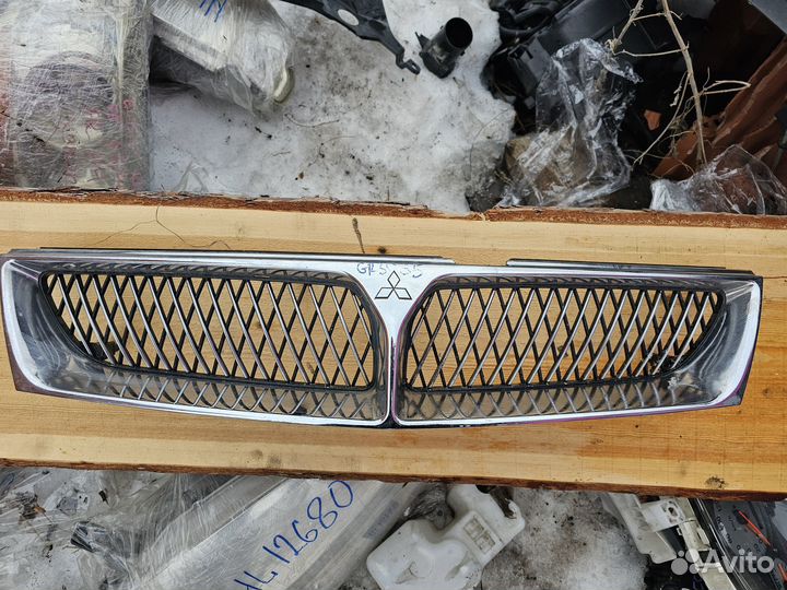 Mitsubishi Diamante решетка радиатора