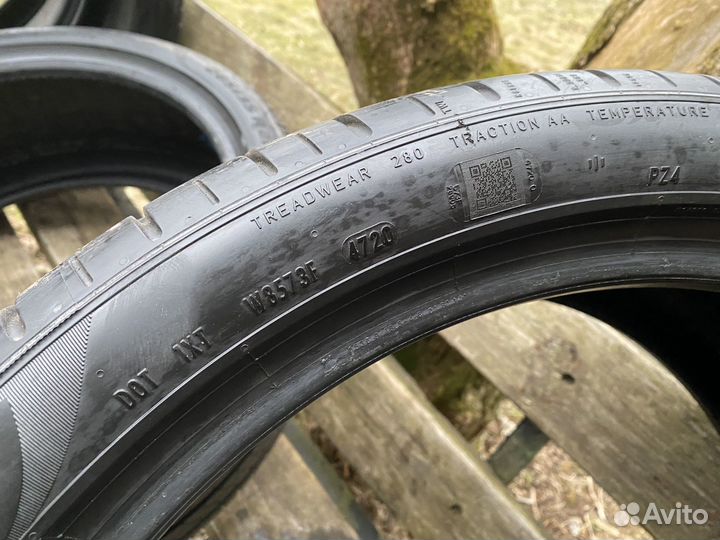 Pirelli P Zero PZ4 255/40 R21 и 285/35 R21 105Y