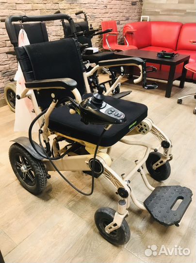 Инвалидная коляска с электроприводом MET Compact