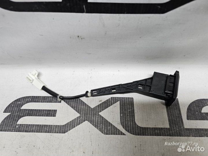 Кнопка открывания багажника Toyota Rav4 40 2017