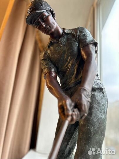 Бронзовая статуя 