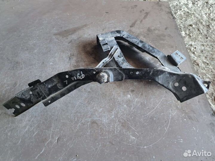 Кронштейн фары левый Nissan Fuga